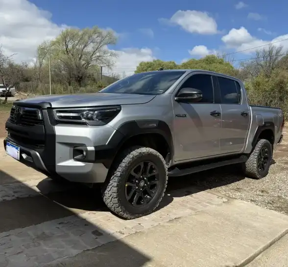Toyota Hilux 2023 - foto 1