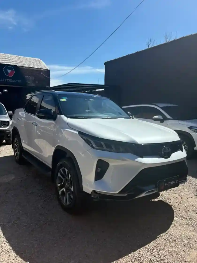 Toyota Sw4 2.8 Tdi Diamond 4X4 6At 7As 2023 - foto 3