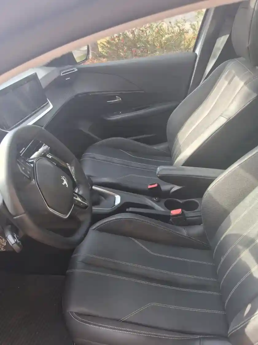 Peugeot 208 1.6L Feline Tiptronic 2023 - foto 4