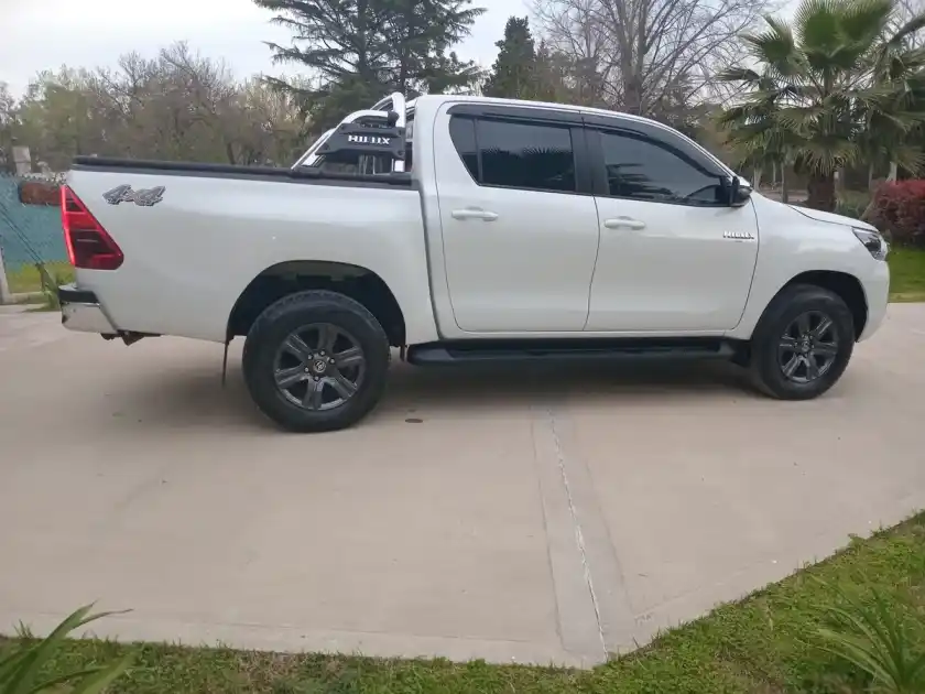 Toyota Hilux Pick-Up Srv 2.8 Tdi 4X4 Automática 2024 - foto 2