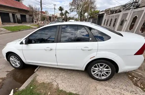 Ford Focus 2 1.8 Td Exe Sedan Ghia 2010 - foto 1
