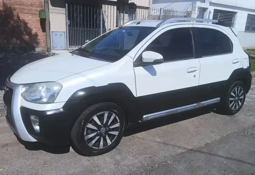 Toyota Etios 1.5 Cross 2015 - foto 1