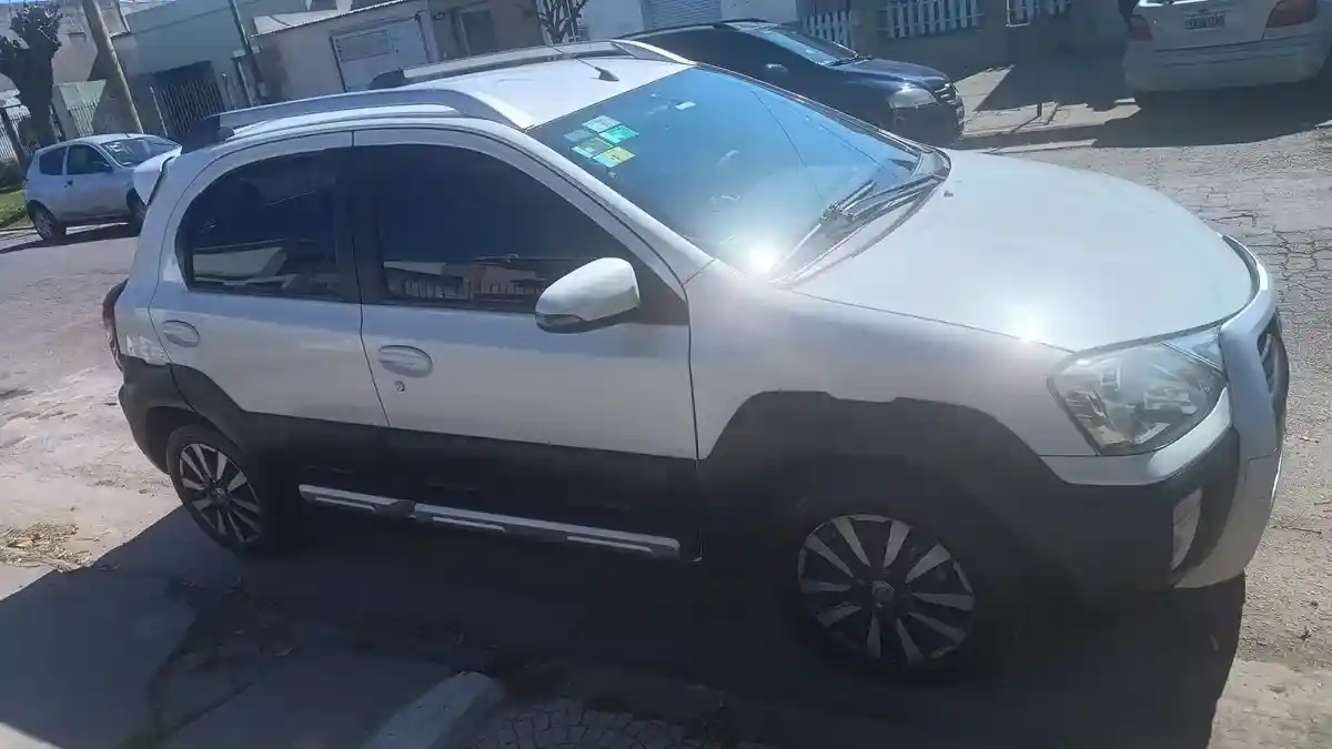 Toyota Etios 1.5 Cross 2015 - foto 2