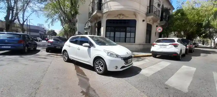 Peugeot 208 1.5 Allure 2015 - foto 4