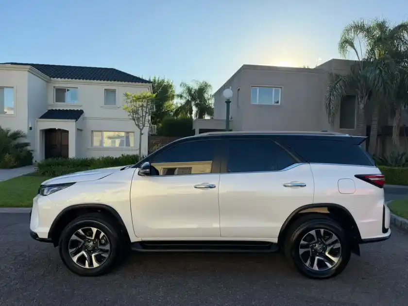 Toyota Sw4 2.8 Tdi Diamond 4X4 6At 7As 2024 - foto 3