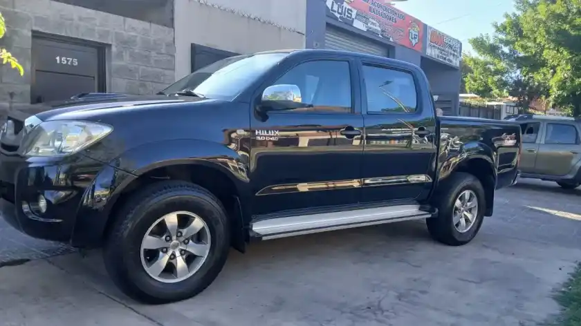 Toyota Hilux 3.0 D/Cab 4X4 Srv 2010 - foto 2