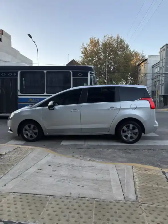 Peugeot 5008 1.6 Allure Plus 156Cv 2014 - foto 5