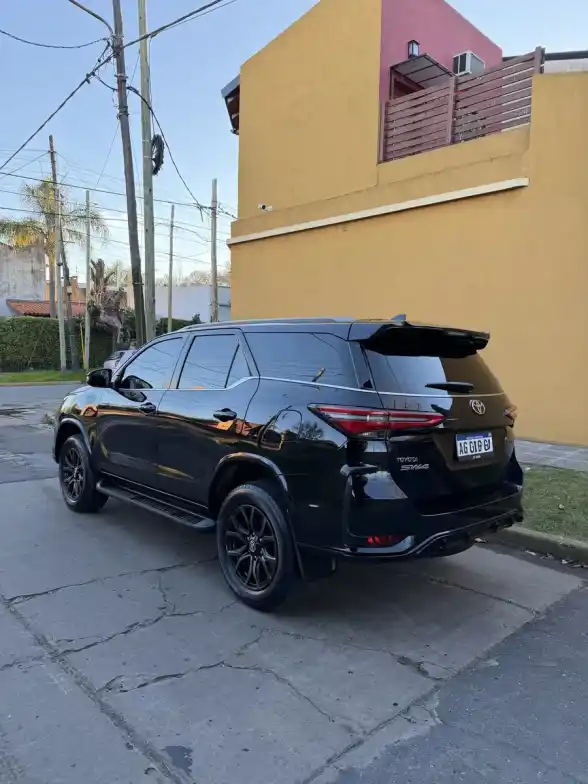 Toyota Hilux Sw4 2.8 Tdi Gr-S 4X4 7As 6At 2024 - foto 3