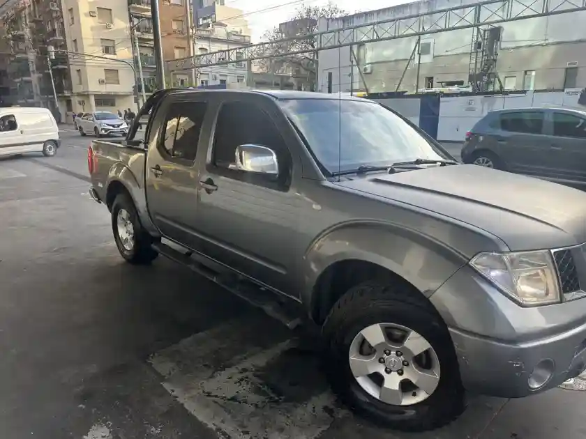 Nissan Frontier 2.5 Le Cab Doble 4X4 Tap. Cuero 2010 - foto 2