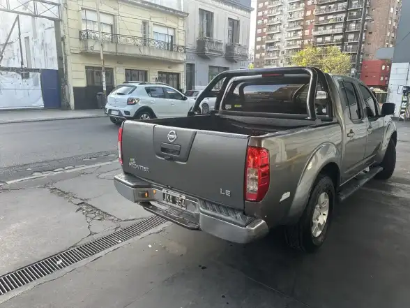 Nissan Frontier 2.5 Le Cab Doble 4X4 Tap. Cuero 2010 - foto 4