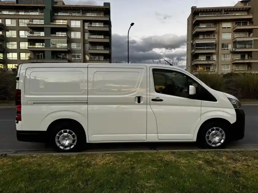 Toyota Hiace 2.8 Tdi Furgón 6At L1H1 3A 4P 2023 - foto 3