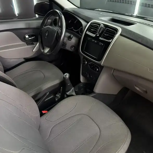 Renault Logan 1.6 Privilege 105Cv 2019 - foto 5