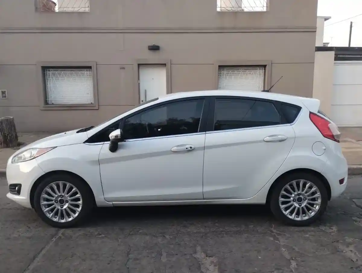 Ford Fiesta Kinetic 1.6 Titanium Powershift 120Cv 2015 - foto 2