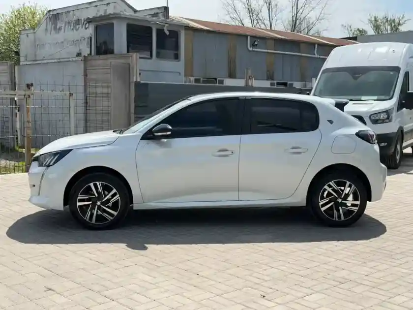 Peugeot 208 1.6 Road Trip 2023 - foto 2