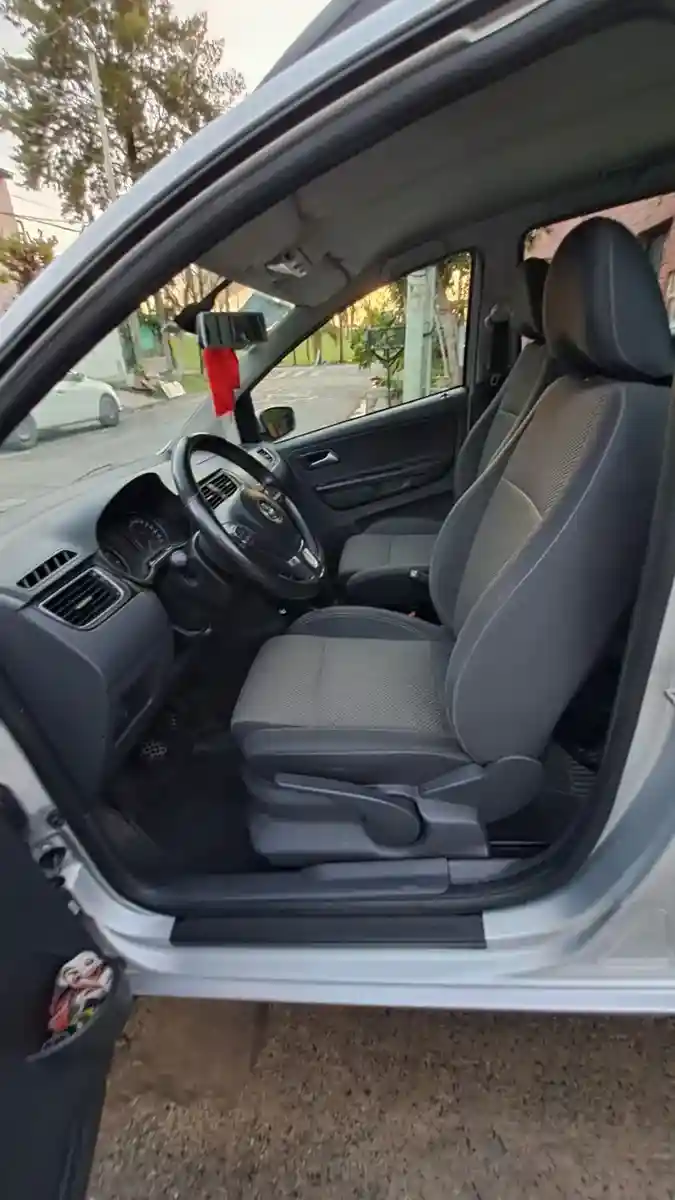 Volkswagen Suran 1.6 Highline 101Cv 11C 2012 - foto 4