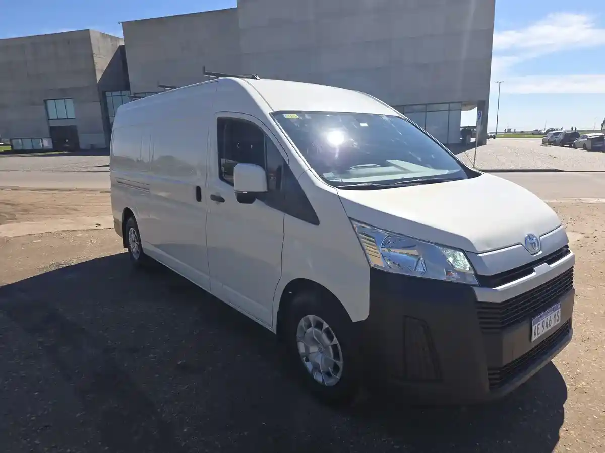 Toyota Hiace 2.8 Tdi Furgón 6At L2H2 3A 5P 2021 - foto 2