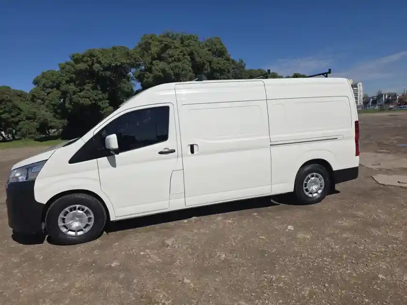 Toyota Hiace 2.8 Tdi Furgón 6At L2H2 3A 5P 2021 - foto 3