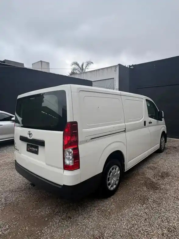 Toyota Hiace 2.8 Tdi Furgón 6At L1H1 3A 4P 2022 - foto 4
