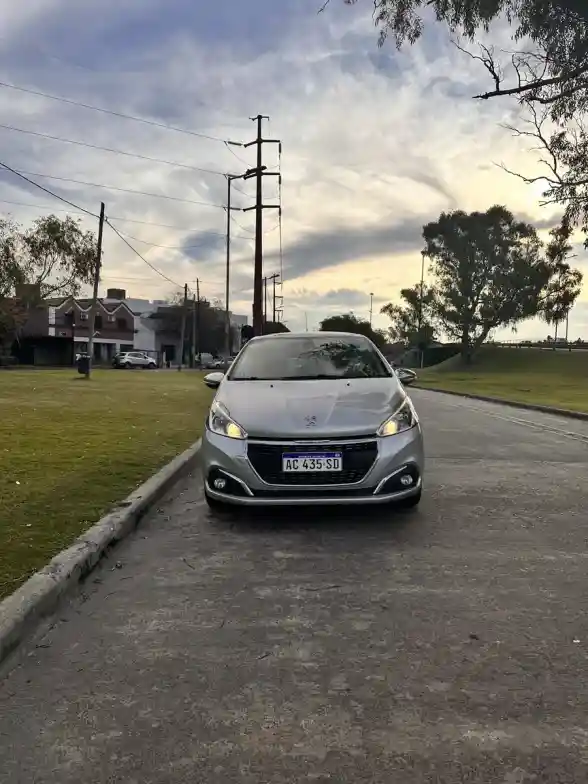 Peugeot 208 1.6 Allure Plus Hdi 2018 - foto 2
