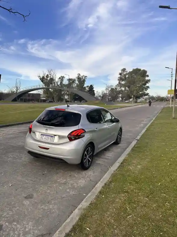 Peugeot 208 1.6 Allure Plus Hdi 2018 - foto 5