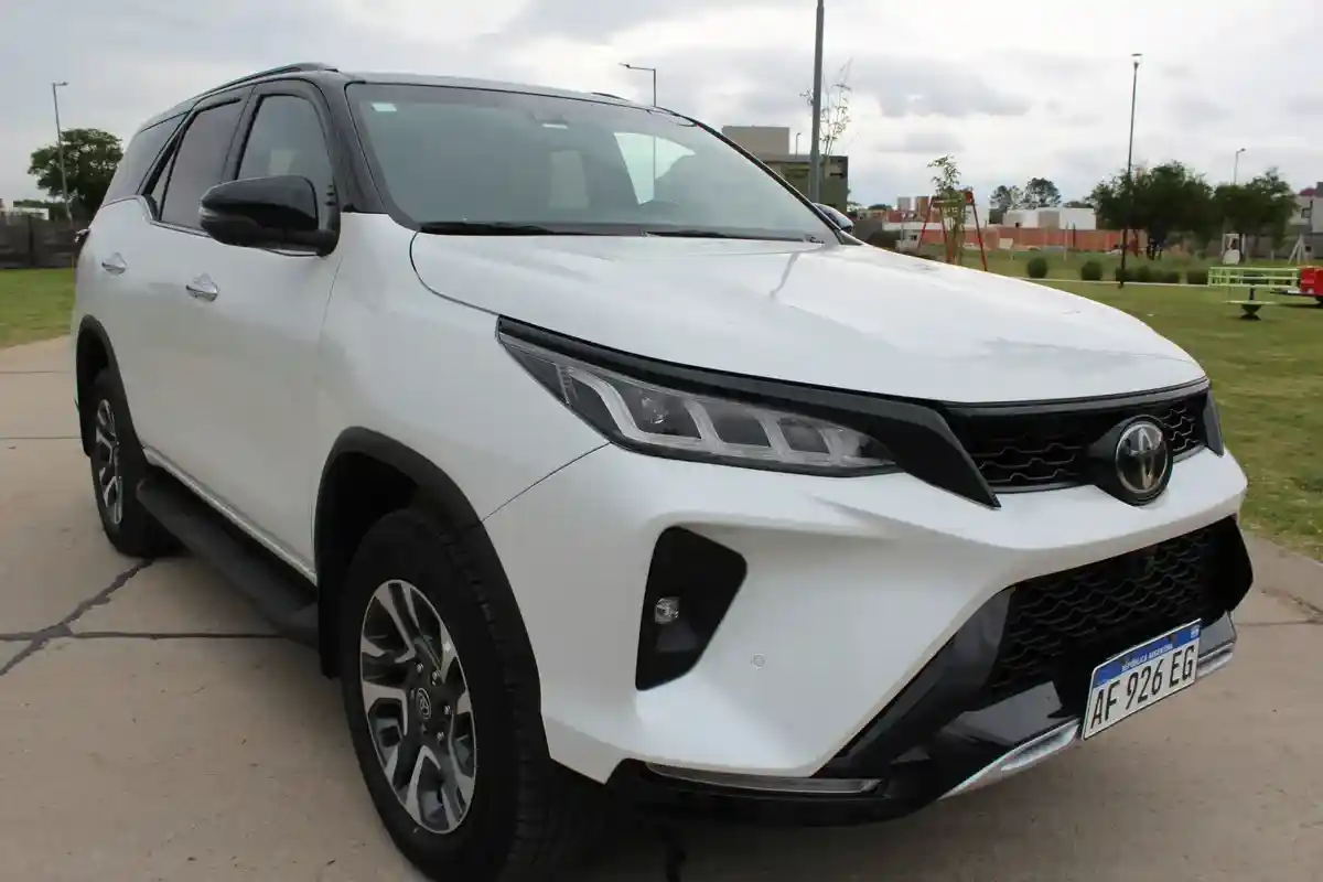 Toyota Hilux Sw4 2.8 Tdi Diamante Ii 4X4 7As 6At 2023 - foto 1