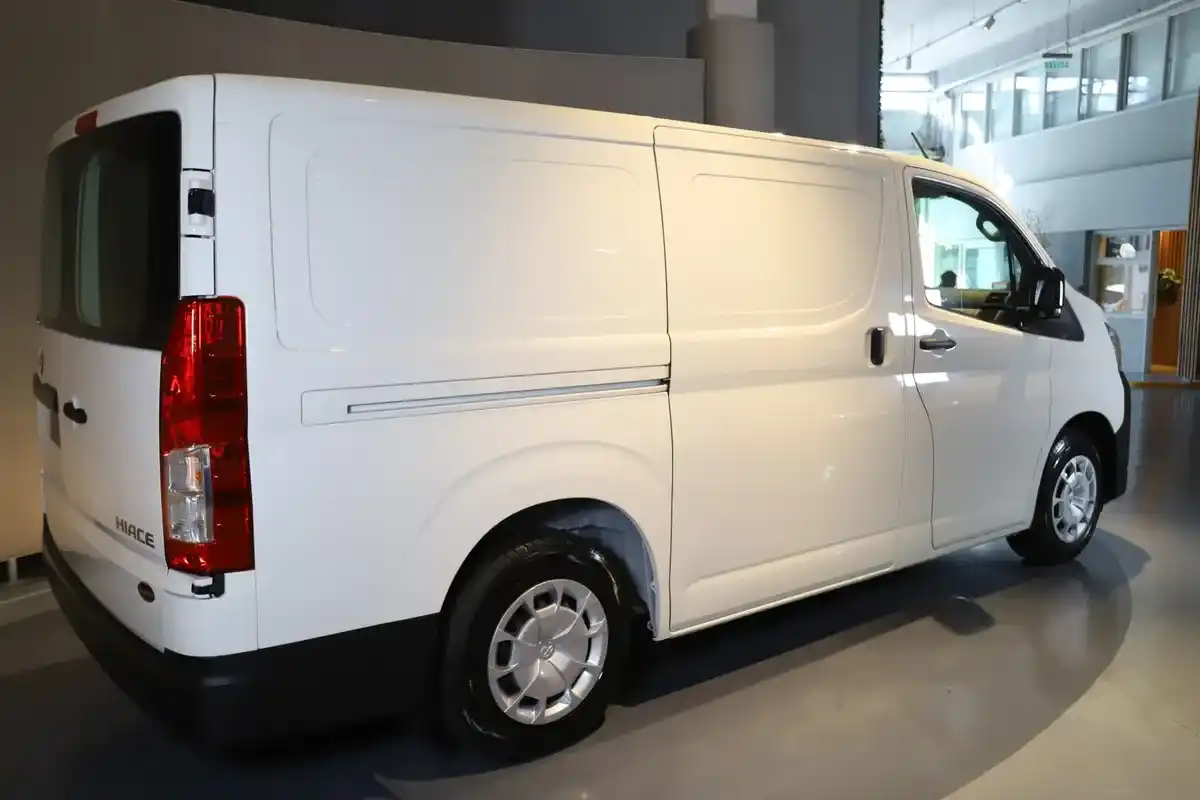 Toyota Hiace 2.8 Tdi Furgón 6At L1H1 3A 4P 2026 - foto 2