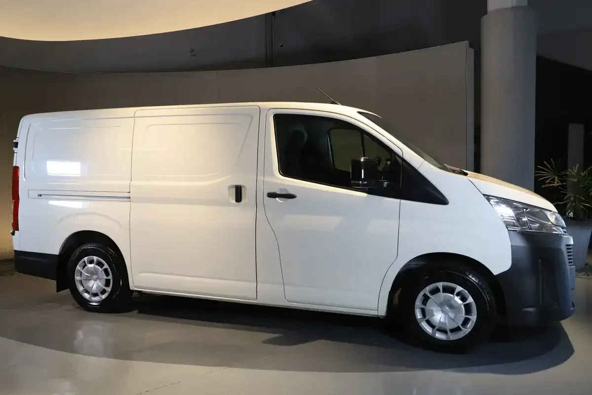 Toyota Hiace 2.8 Tdi Furgón 6At L1H1 3A 4P 2026 - foto 4
