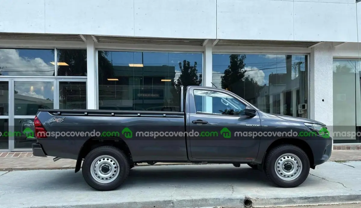 Toyota Hilux C/Simple 2.4 Tdi 4X4 0Km My2026 Gris Oscuro Metalizado. Disponible Orio Hnos  0 - foto 4