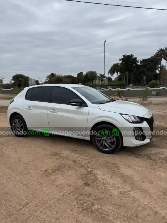 Peugeot 208 - foto 1