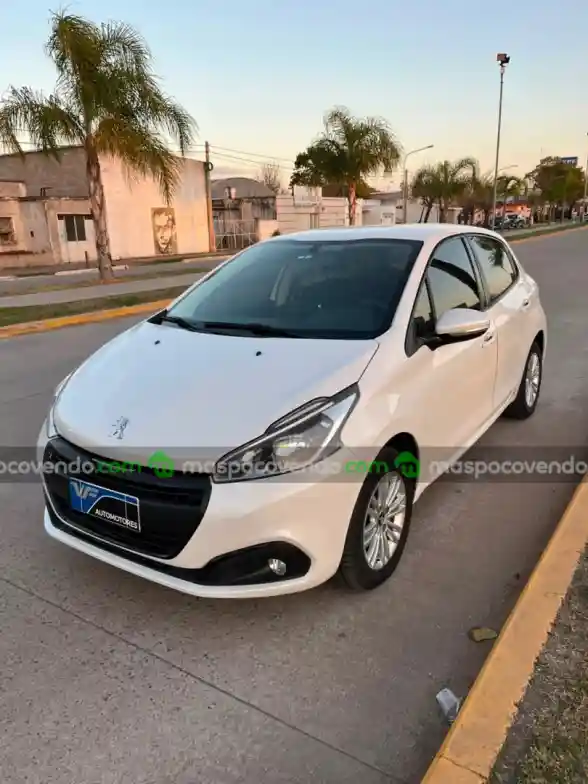 Peugeot 208 ALLURE 1.6 - foto 1