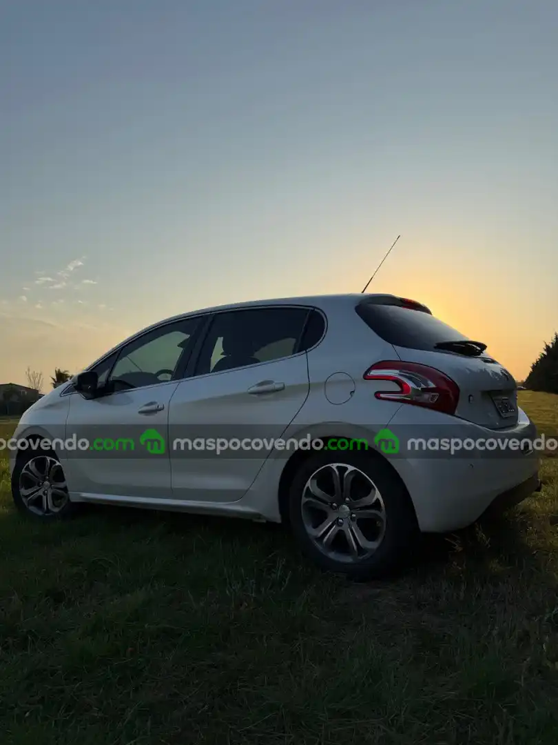 Peugeot 208 - foto 1