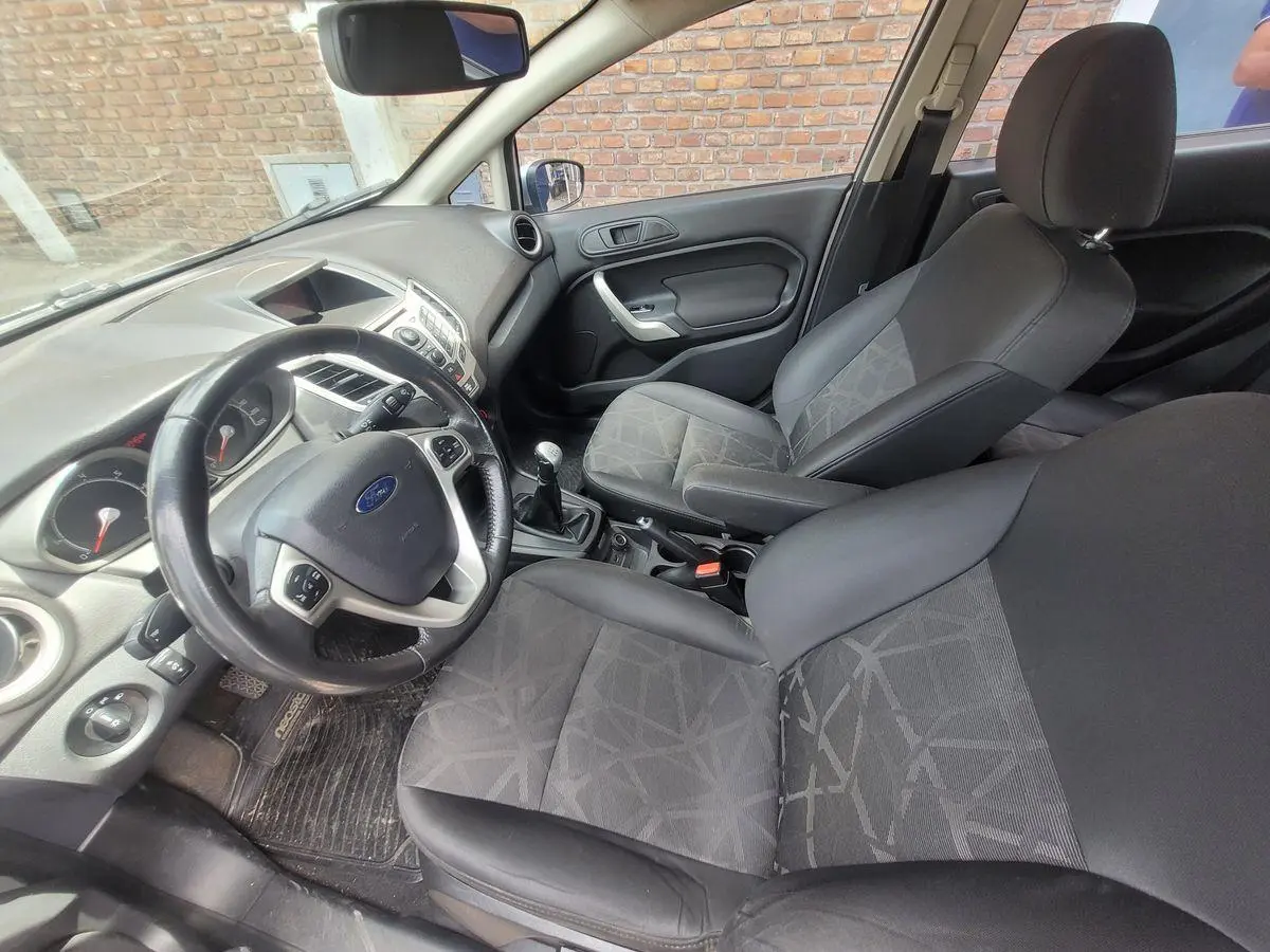 Ford Fiesta  1.6 5P Titanium       (Kd)  2013 - foto 2
