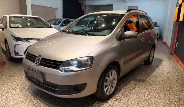 VOLKSWAGEN SURAN 1.6 TRENDLINE    L/14 2013 - foto 1