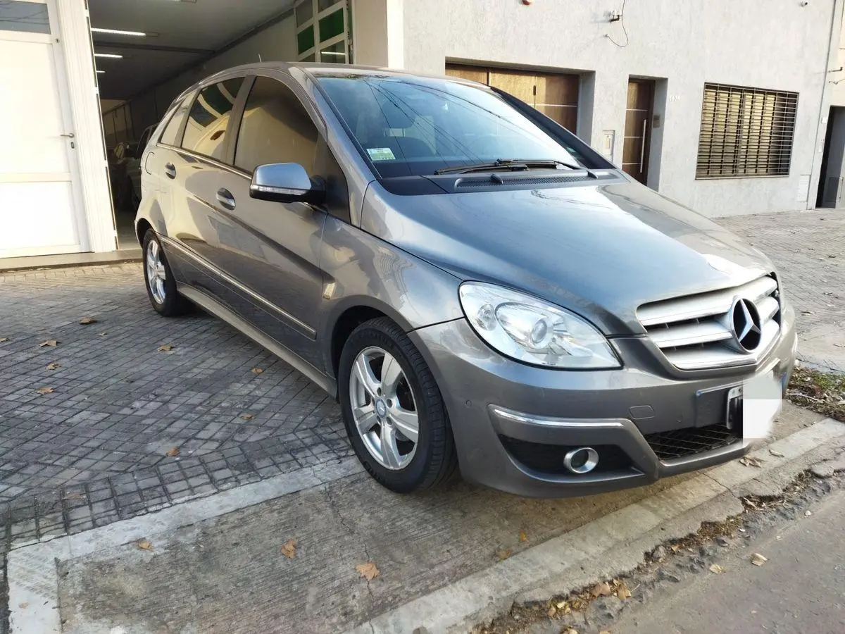 Mercedes Benz B 180 Aut  2010 - foto 2