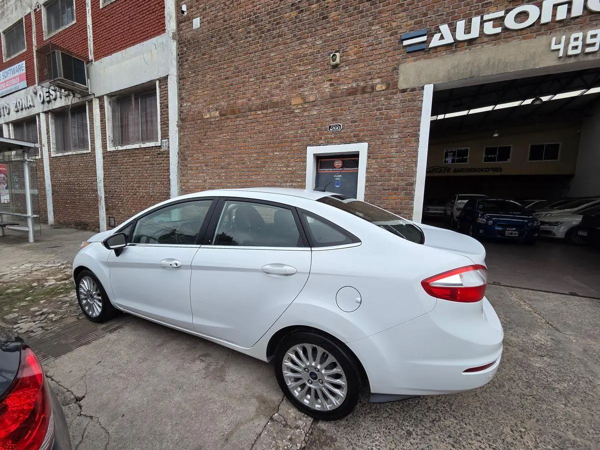 Ford Fiesta  1.6 4P Titanium       (Kd)  2014 - foto 2