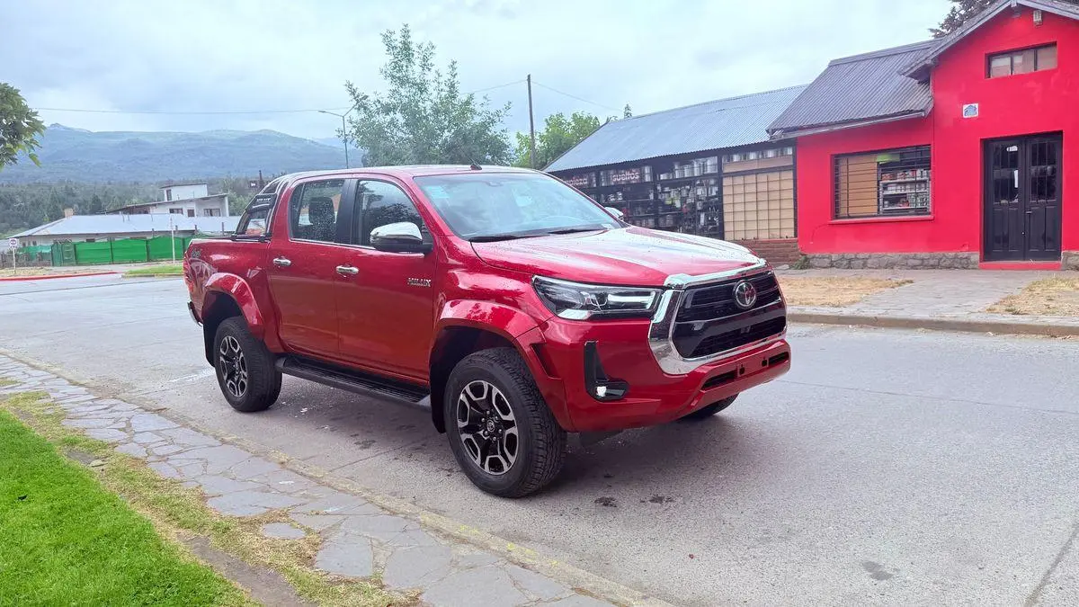 Toyota Hilux L/24 2.8 Dc 4X4 Tdi Srx At6   2026 - foto 3