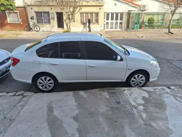 Renault Symbol 1.6 16V Luxe  2010 - foto 3