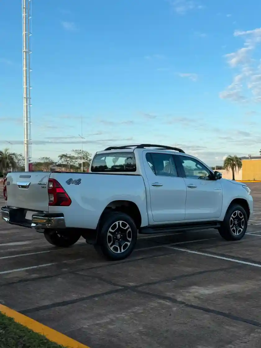 Toyota Hilux L/21 2.8 Dc 4X4 Tdi Srx At6  2023 - foto 3