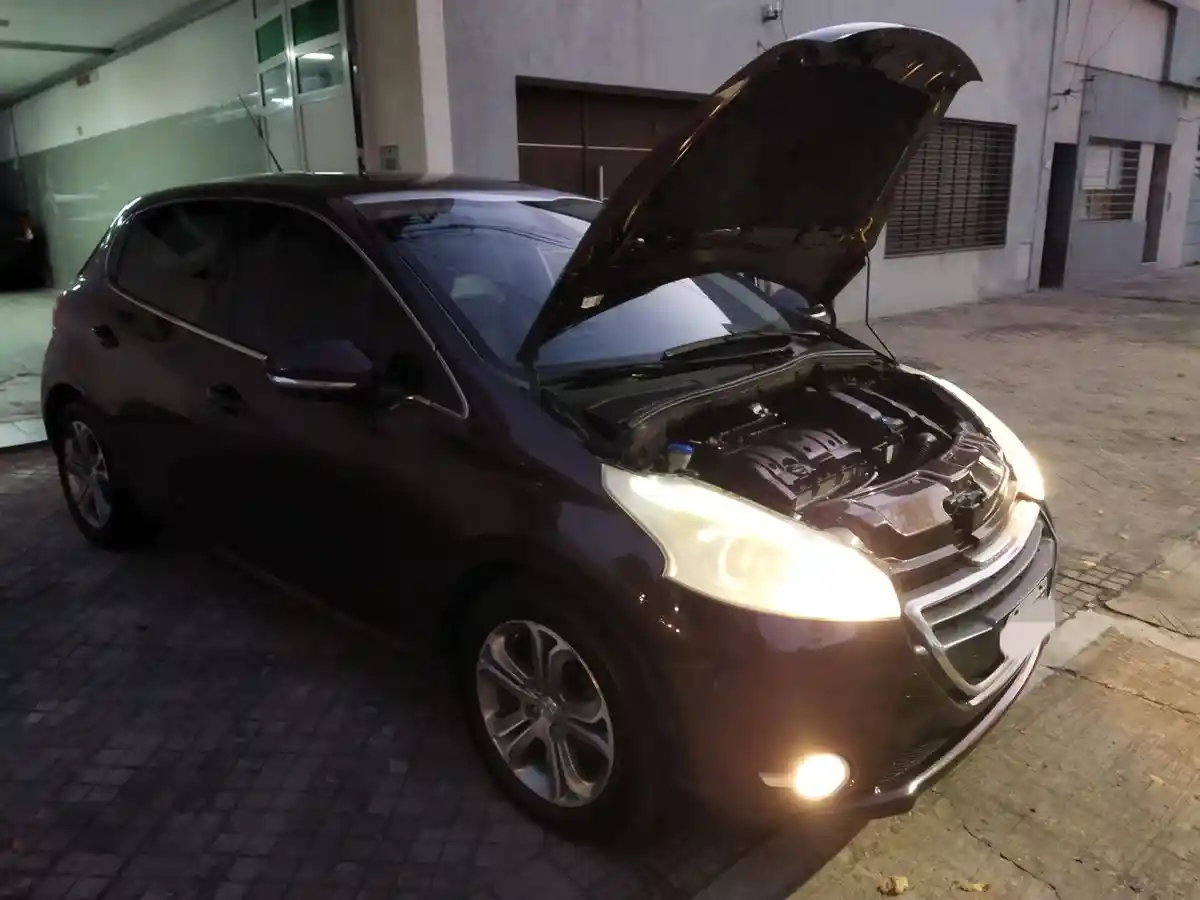 Peugeot 208 1.6 5P Feline Pk Cuir  2014 - foto 5
