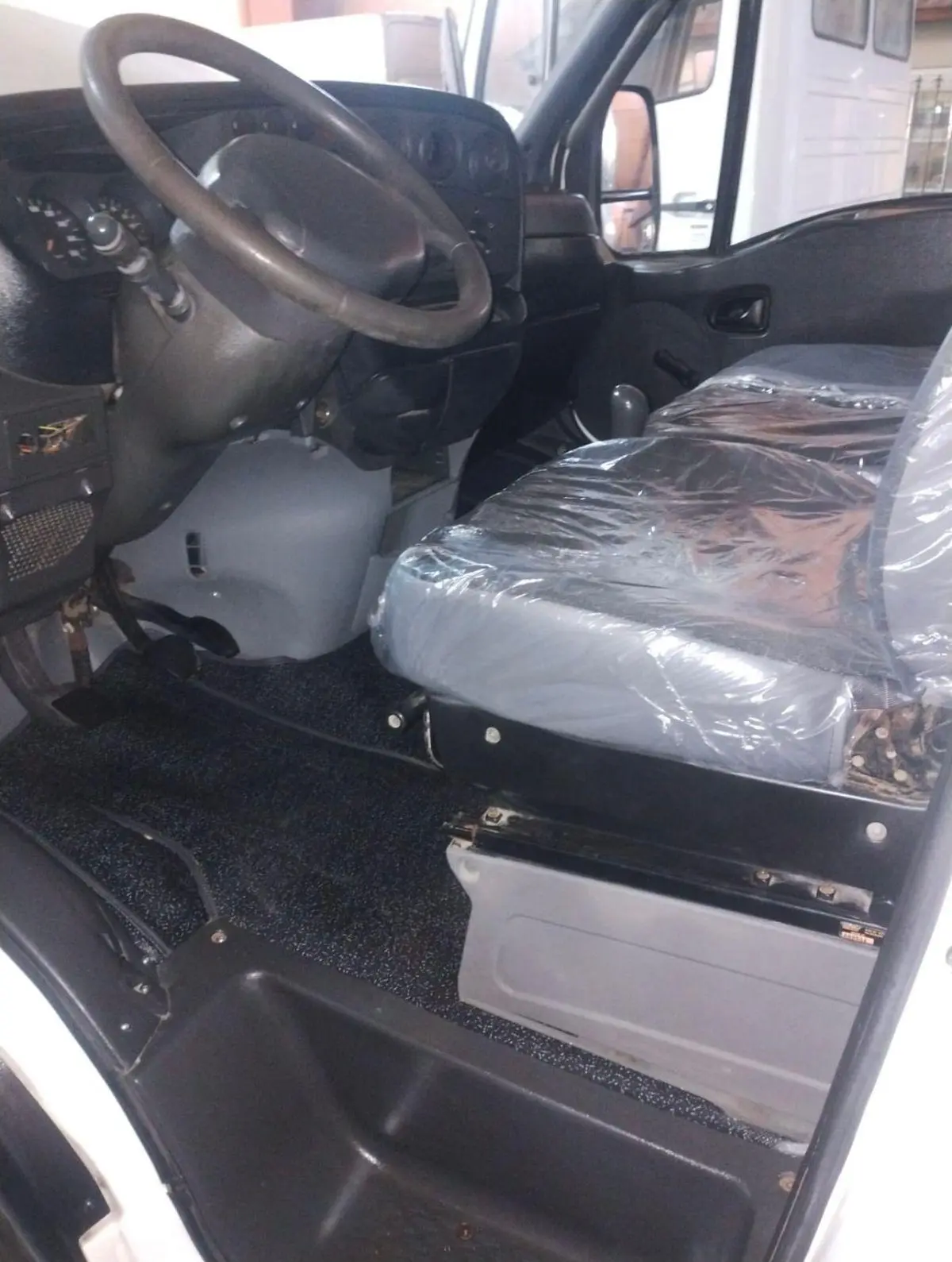 Iveco Daily 35C 14 Chasis  2011 - foto 4
