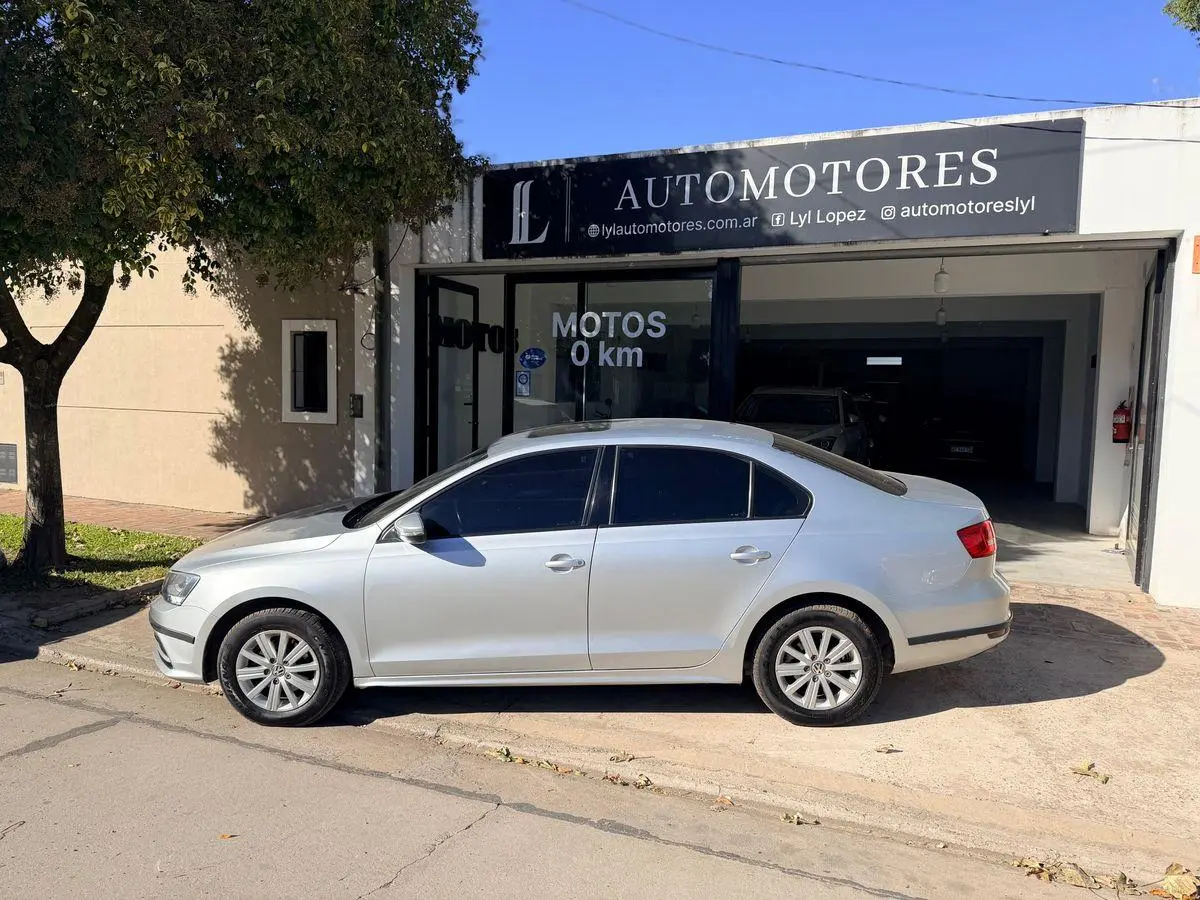 Volkswagen Vento  2.0  8V Advance        L/15  2015 - foto 3
