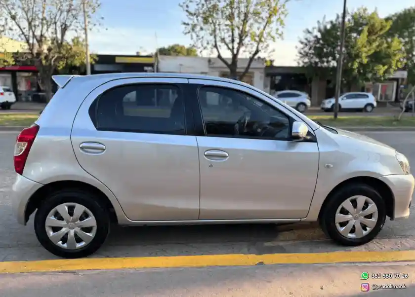 Toyota Etios 1.5 5 Ptas Xs  2014 - foto 5