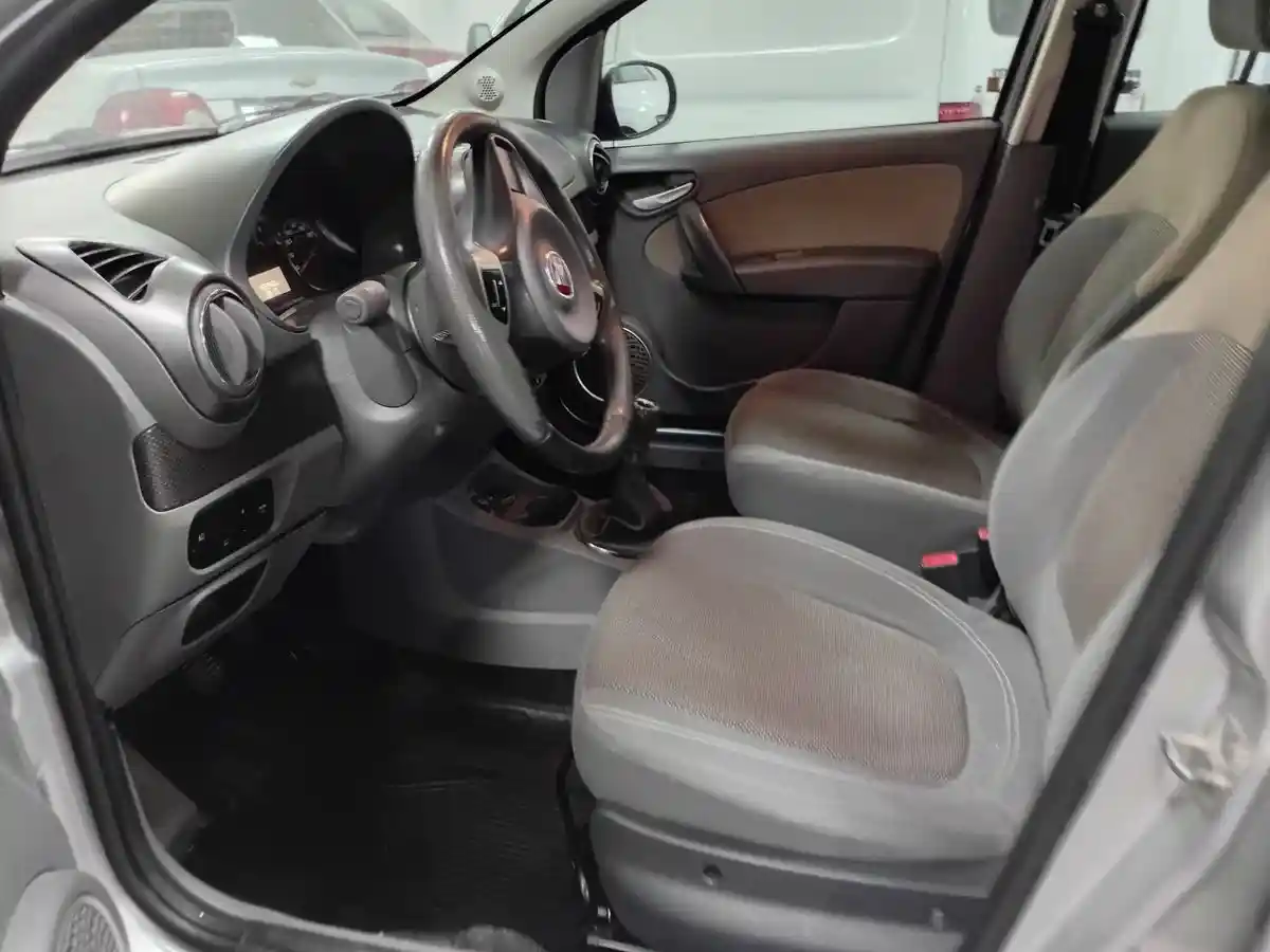 Fiat Palio 1.6 5 P Essence  L/14  2015 - foto 3