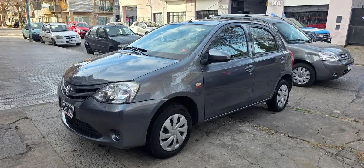 Toyota Etios 1.5 5 Ptas X  2015 - foto 3