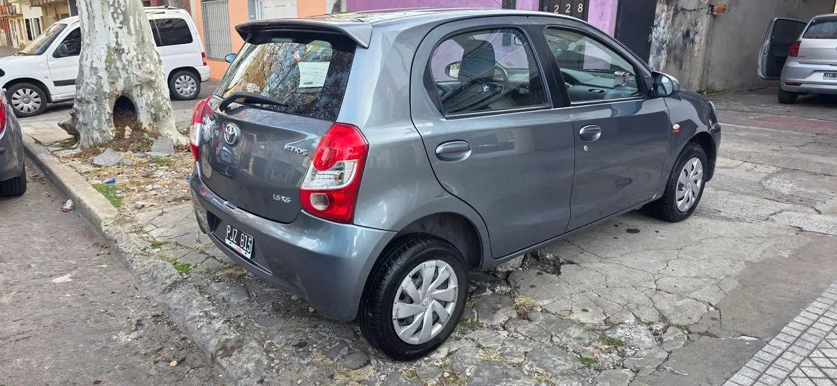 Toyota Etios 1.5 5 Ptas X  2015 - foto 4