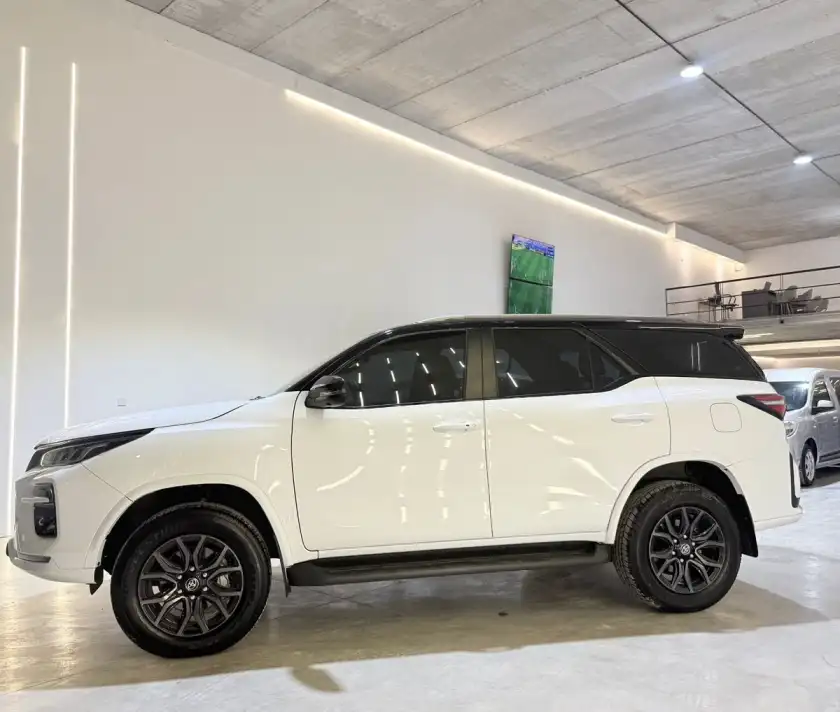Toyota Sw4 Tdi Gr-S Aut L/24   2025 - foto 3