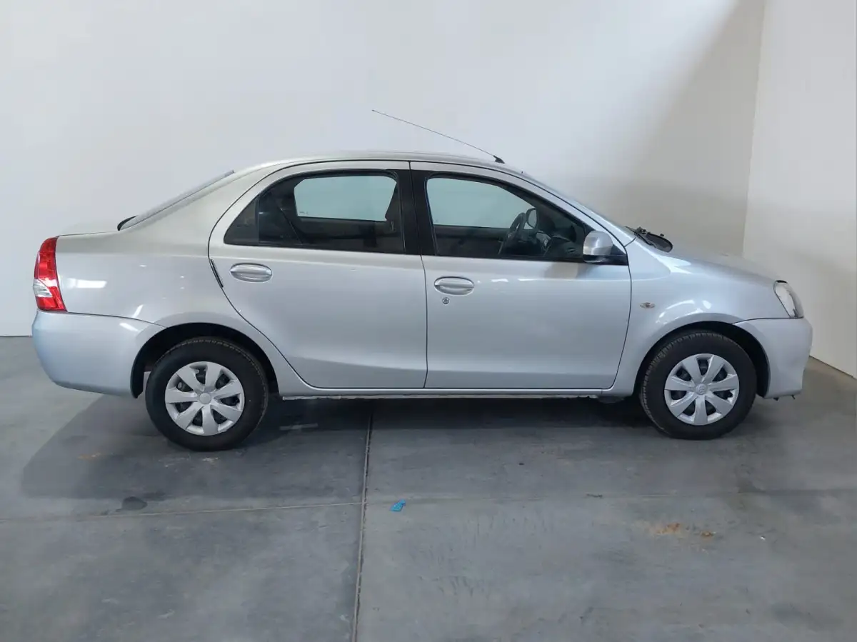 Toyota Etios Xs 1.5 4P 2014 - foto 2