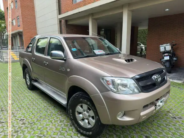 Toyota Hilux Srv 4X4 3.0 Doble Cabina - foto 1