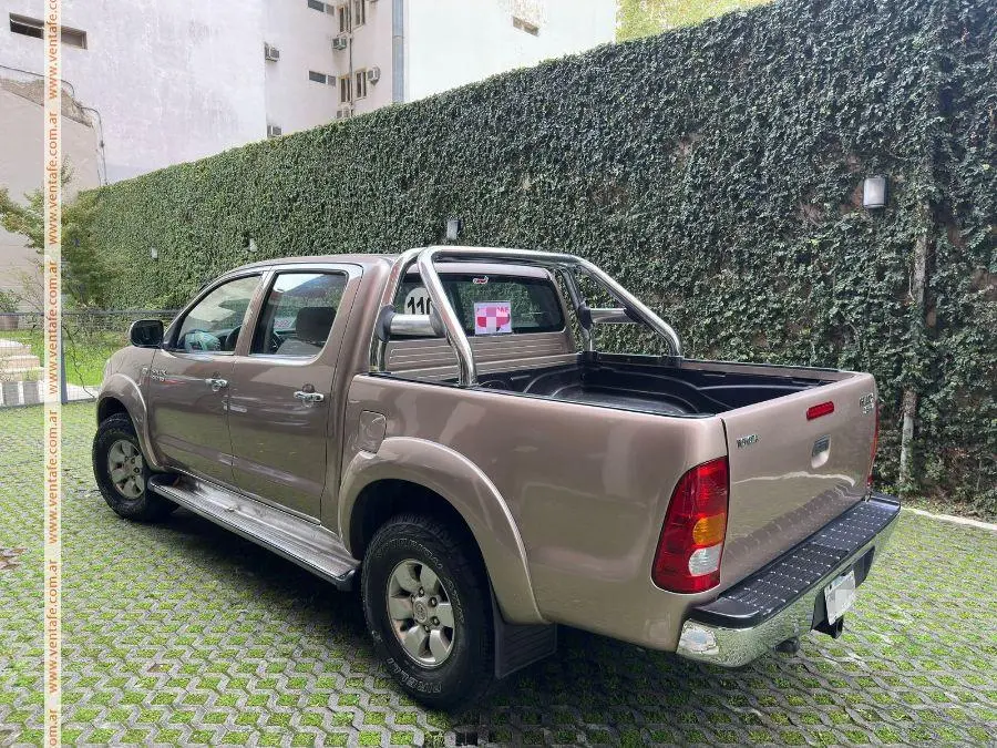Toyota Hilux Srv 4X4 3.0 Doble Cabina - foto 2