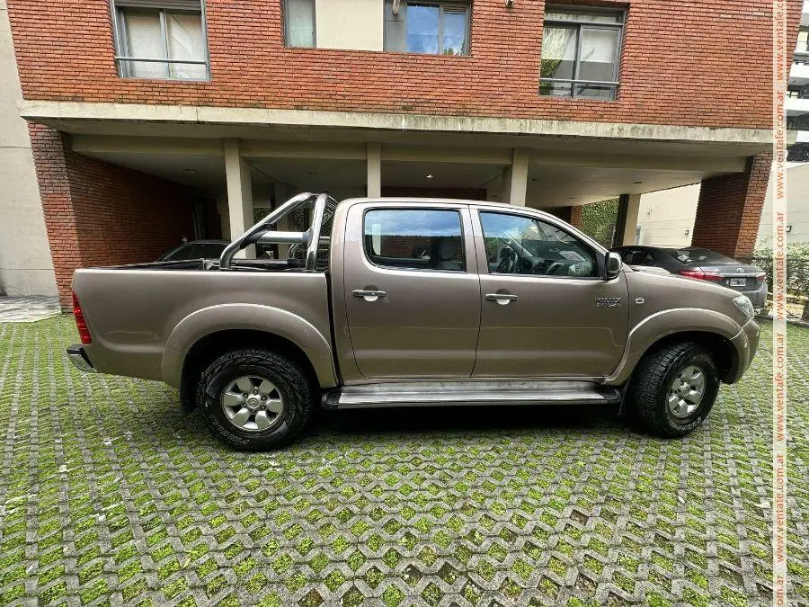 Toyota Hilux Srv 4X4 3.0 Doble Cabina - foto 3